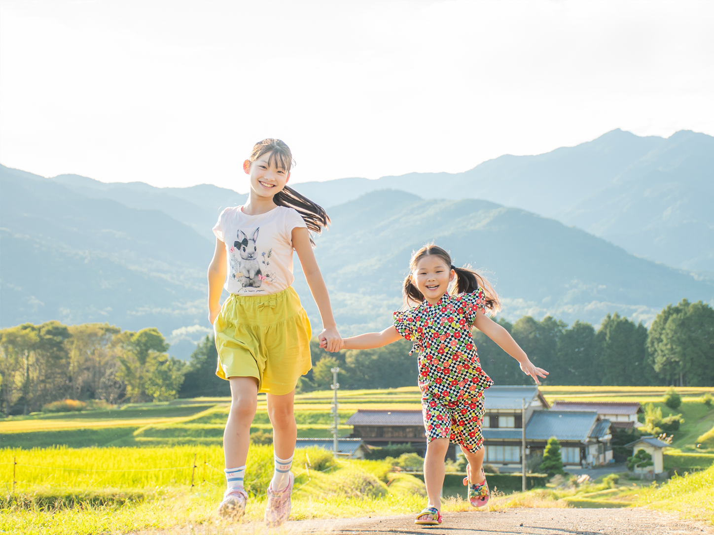 地域の風景を眺める家族